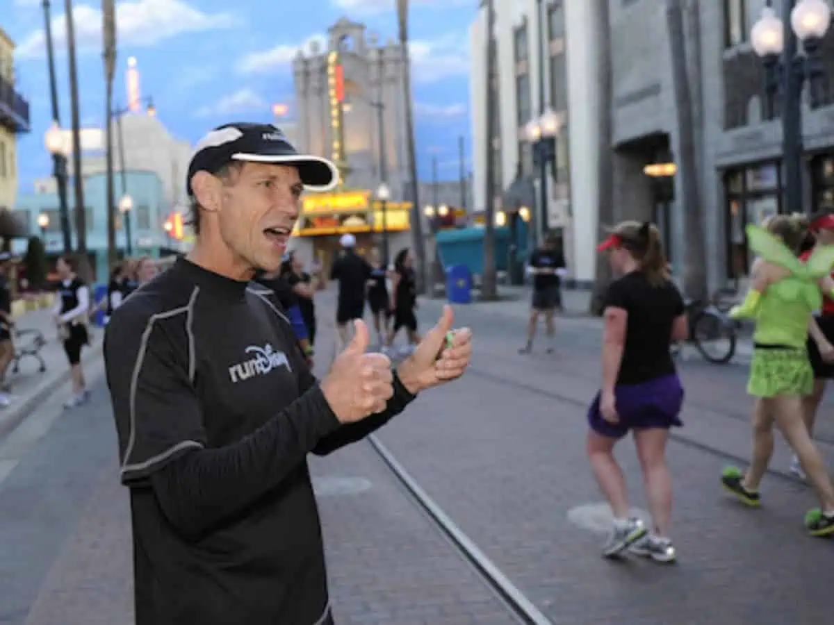 Jeff Galloway giving thumbs up during urban run event.